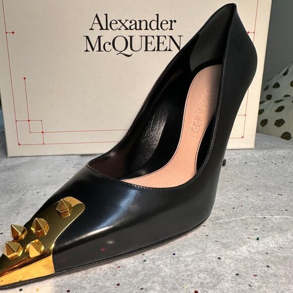 **NEW** Alexander McQueen Punk Stud Embellished Black Leather Pumps - Size 39.5 - Picture 1 of 8